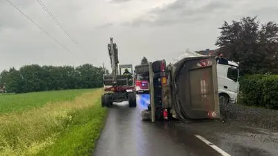 Der Anhänger stürzte um, das Zugfahrzeug blieb stehen