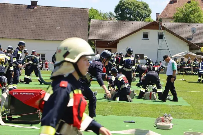 In den Bewertungsklassen Silber und Bronze wurde bei 95 Durchgängen den vielen begeisterten Zusehern gezeigt, wie hoch die steirischen Feuerwehrmitglieder ausgebildet sind.