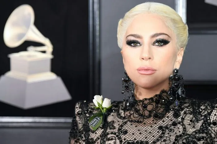 ... Lady Gaga trägt ein kleines Röslein auf ihrer Schulter ...