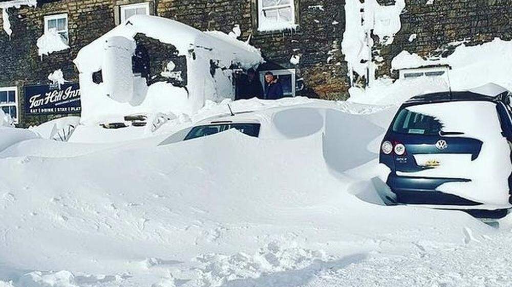 Auf Bildern war zu sehen, wie sich der Schnee um Autos und das Pub-Gebäude auftürmte