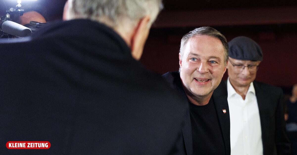 Handshake between SPÖ leader Babler and challenger Zeiler at the film ...