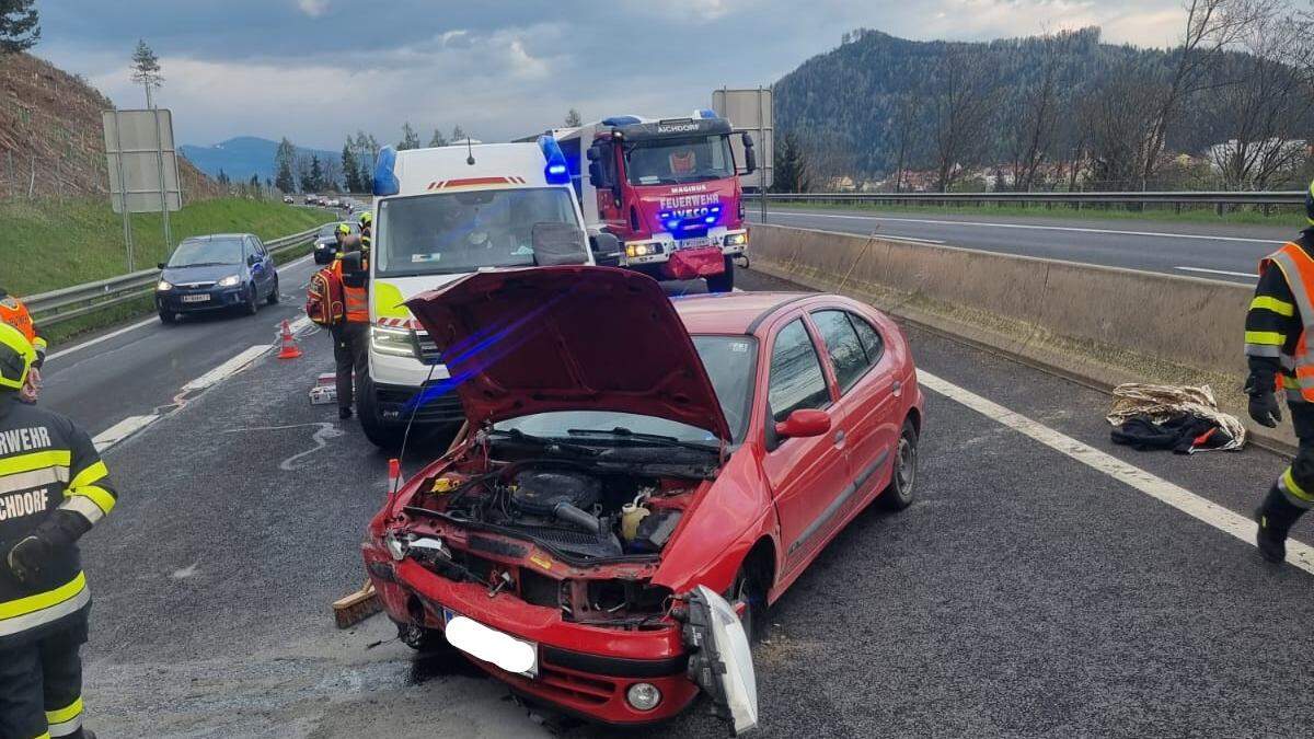 Das stark beschädigte Fahrzeug des Unfalllenkers