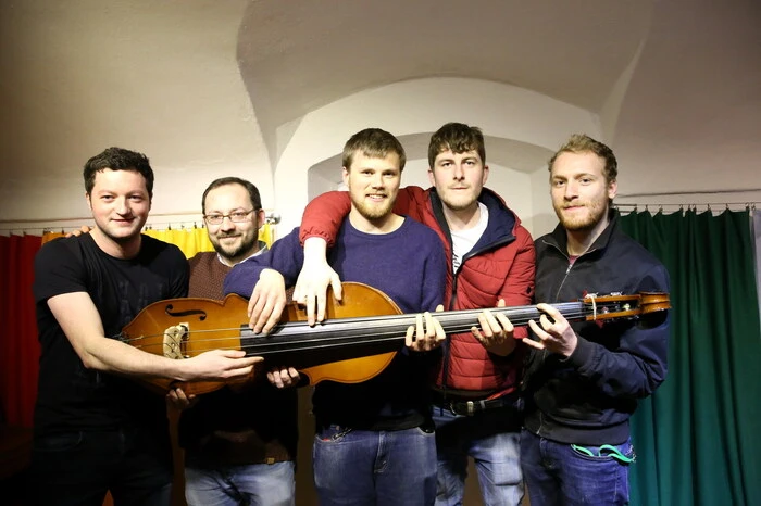 . . . sowie die Band „Dallahan“. 