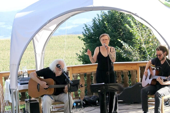 Ein Video vom Open-Air-Konzert am Sörgerberg gibt es auf Facebook Kleine Zeitung St. Veit/Feldkirchen zu sehen! 