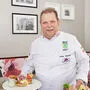 Rainer Werchner mit einem Teil des Deluxe-Frühstücks im Café San Daniele