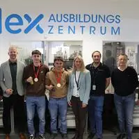 Bürgermeister Walter Zemrosser, Flex-Geschäftsführer Martin Reiner, David Seidl, Paul Wohlesser, HR-Managerin Marlene Thalhammer und die Lehrlingsausbildner Jürgen Moßer, Rüdiger Voith und Karl Frank 