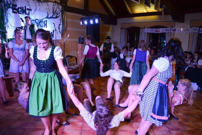 Bei der Polonaise zeigten sie in bunten Dirndl ihr tänzerisches Talent.