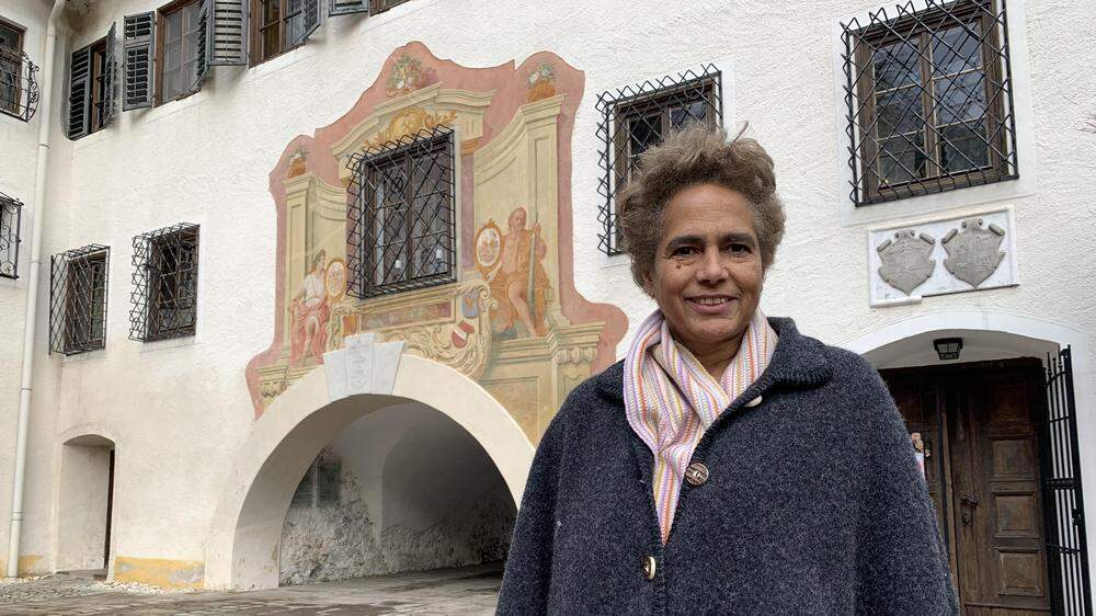 Schlossherrin Manuela Hempel-Hubersting vor der historischen Anlage 