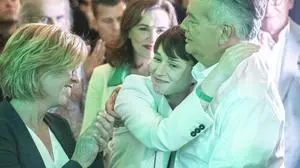 ABD0503_20240929 - ÖSTERREICH-WEIT: (v.l.) Klimaschutzministerin Leonore Gewessler (GRÜNE), Klubobfrau Sigrid Maurer (GRÜNE) und Vizekanzler Werner Kogler (GRÜNE)  am Sonntag, 29. September 2024, anlässlich einer Wahlparty der Grünen im Rahmen der Nationalratswahl in Wien. - FOTO: APA/TOBIAS STEINMAURER