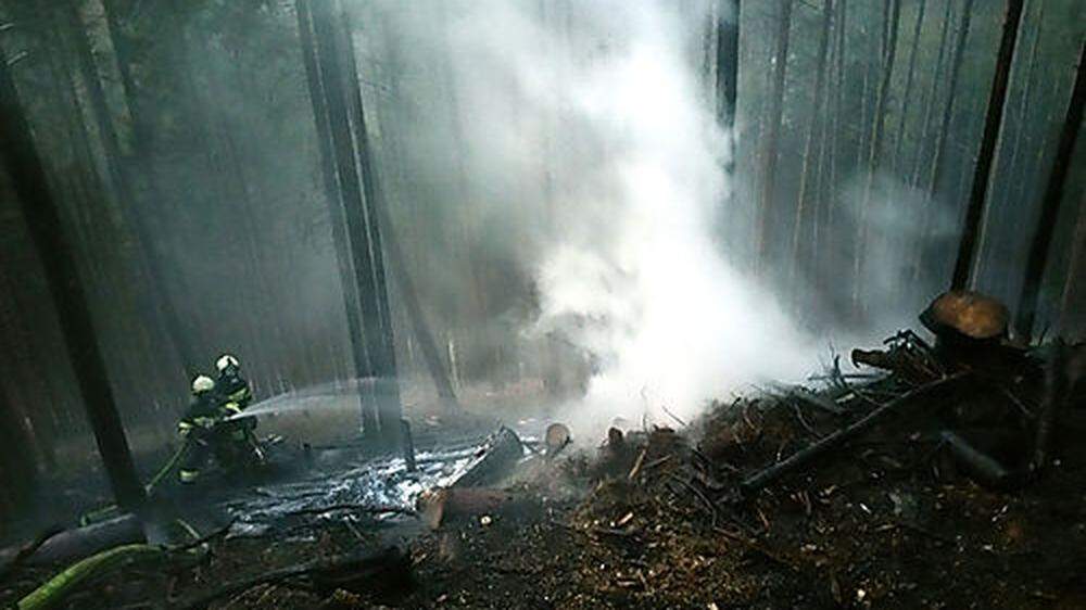 Eine Holzerntemaschine löste den Waldbrand aus. Hunderte Glutnester musste die Feuerwehr löschen