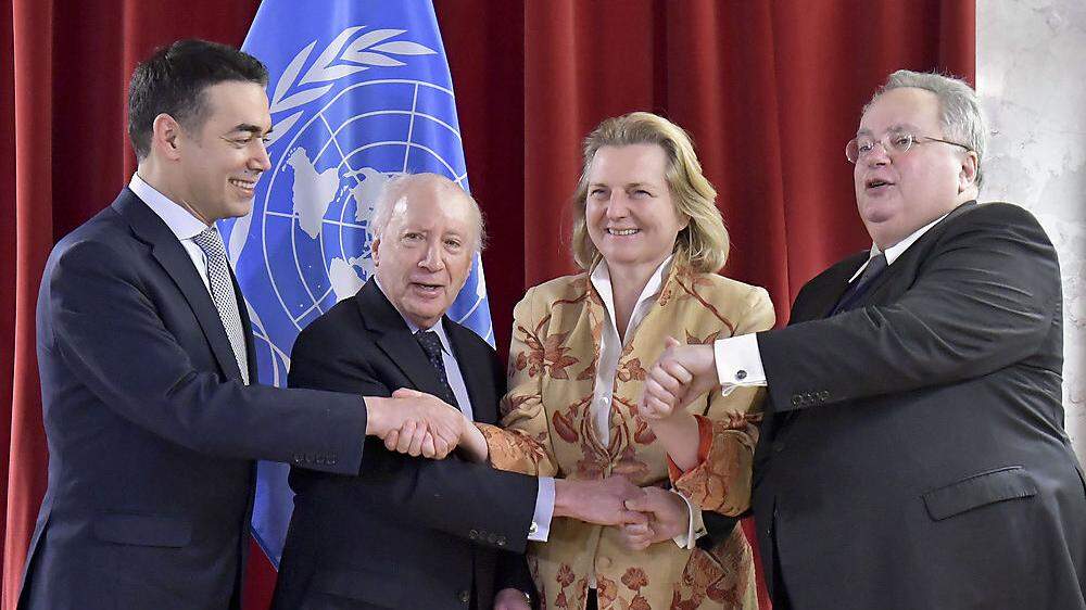 Von links nach recht: Der mazedonische Außenminister Nikola Dimitrov, UNO-Vermittler Matthew Nimetz, Außenministerin Karin Kneissl (FPÖ) und der griechische Außenminister Nikos Kotzias, 