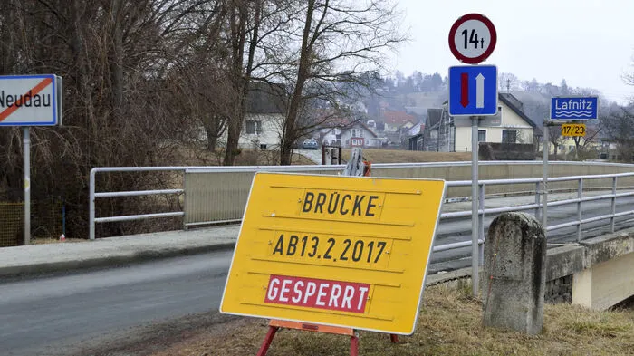 In den vergangenen Tagen wurde die rund 60 Jahre alte Freibad-Brücke zwischen Neudau und Neudauberg abgerissen.