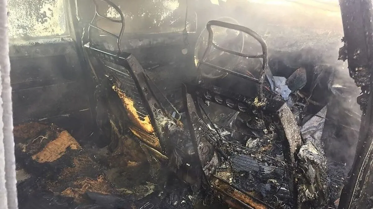 Das Auto wurde durch den Brand total beschädigt