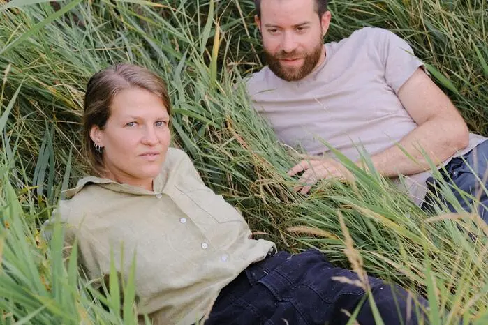 Suzanne Bernhardt aus Amsterdam studierte Kunst, ihr Lebenspartner Philipp Kolmann – gebürtiger Klagenfurter, studierte Food Design. Mit ihren Veranstaltungen im Rahmen der „Alpen-Adria Food Labs“
erzählen und zeigen sie nicht nur Produkte oder Speisen, sondern auch die Geschichten dahinter.
„In Anlehnung an verdrängte
ländliche Esskulturen und deren Interaktion zwischen Menschen, Tier und der Landschaft entwickeln wir neue Perspektiven auf das Zubereiten von Lebensmitteln. Uns geht es darum, in Zusammenarbeit mit den Bauern Produkte z.B. aus alten Obstsorten zu entwickeln und so deren
Wertschöpfung zu erhöhen.“
13.9.2025 von 11 bis 13 Uhr Hafenstadt in der Villacher Straße 16. Preis: 55 € / Person (Workshop: inklusive Zutaten, Material, Rezept und gemeinsamer Verkostung). Reservierung: 
www.visitklagenfurt.at/erlebnisse oder
0463/287 463-0 (maximal 15 Personen).