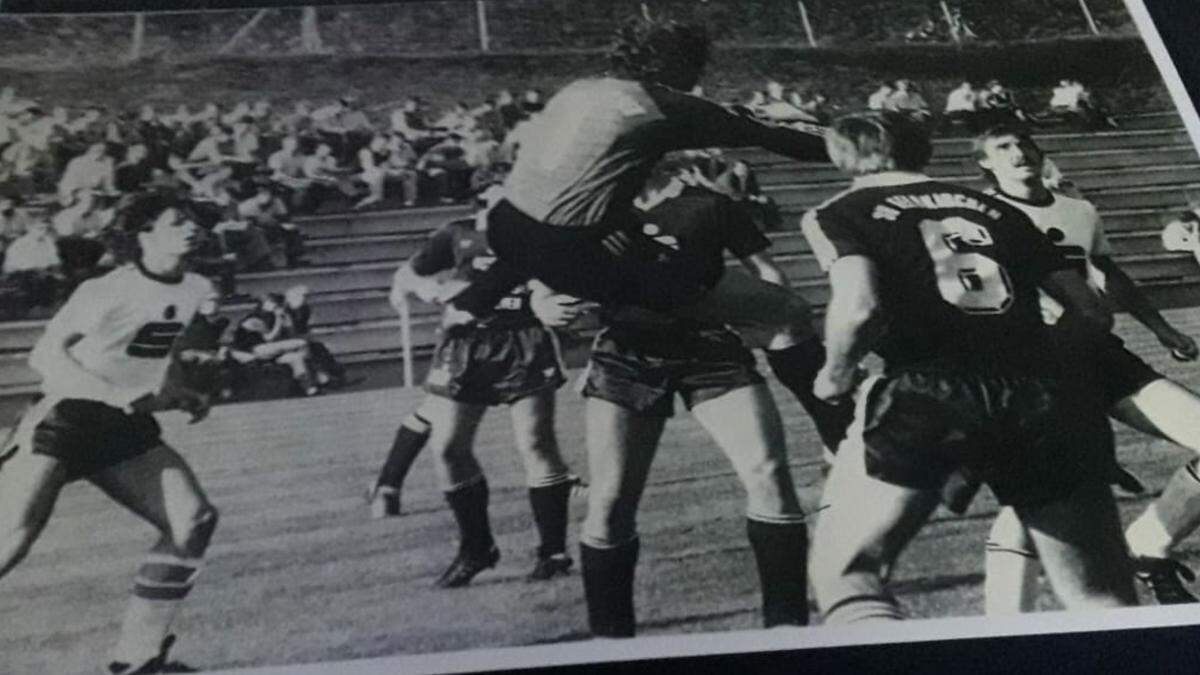 Ein altes Spielerfoto: Johann Koch feierte mit dem SV Feldkirchen zwei Meistertitel