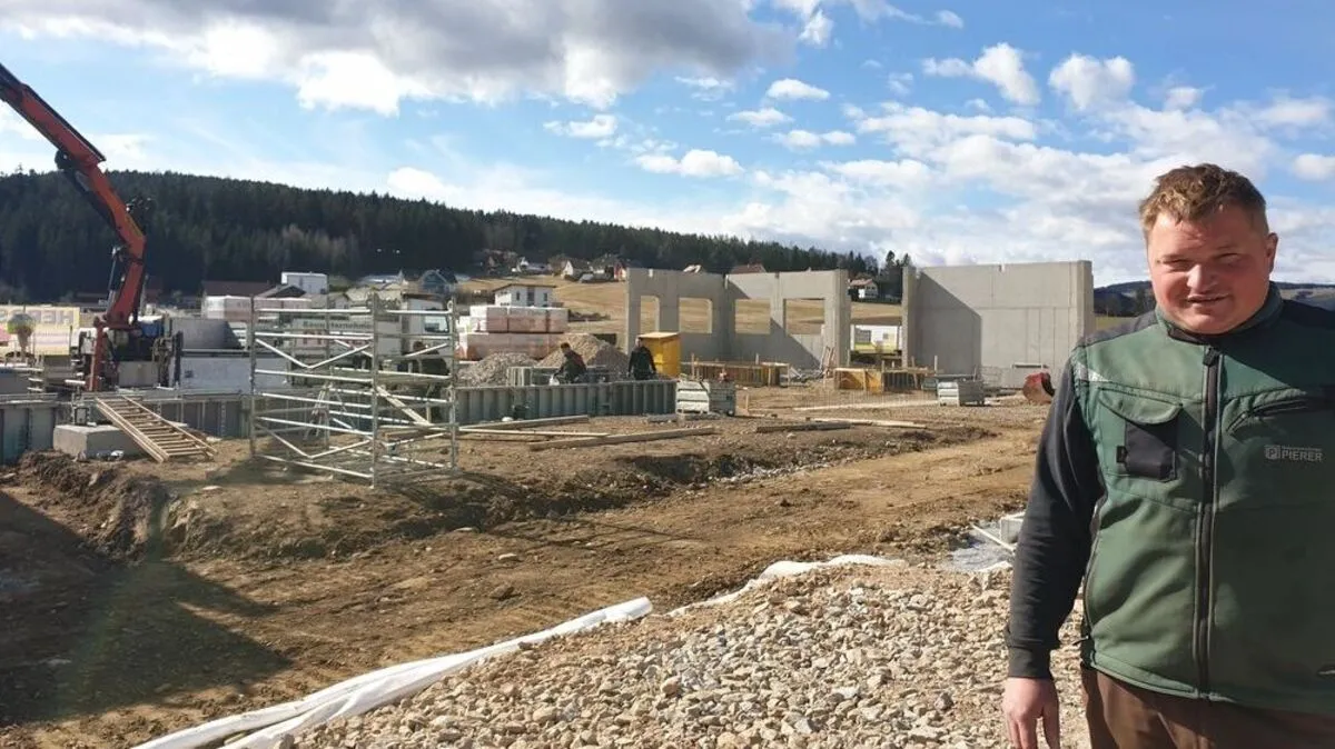 Peter Pierer auf der Baustelle seines neuen Fleischereibetriebes in Passail - dahinter siedeln sich noch drei weitere Betriebe an