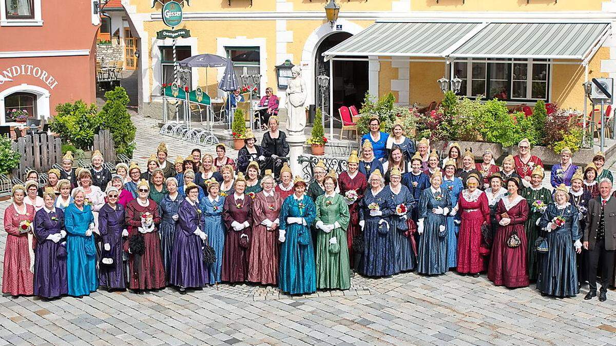 Mit ihren schönen Trachten bereicherten die Bürger- und Goldhaubenfrauen den Marktplatz in Oberdrauburg