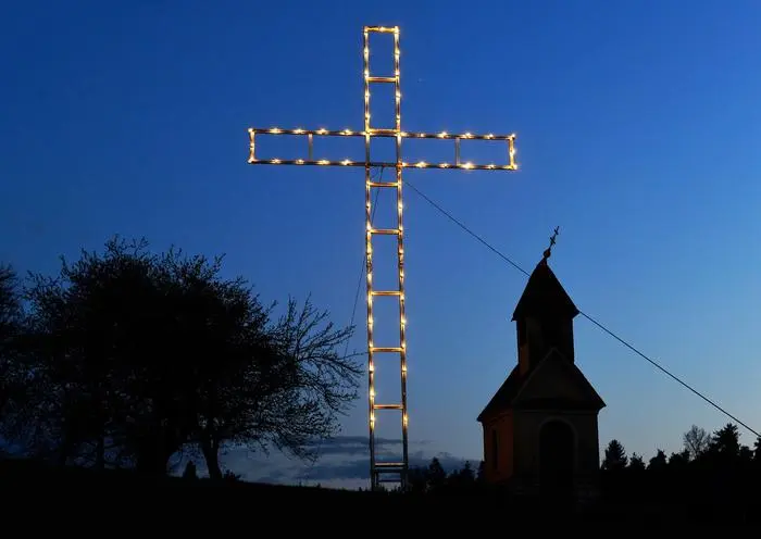 Osterkreuze und Ostersymbole in der Südweststeiermark, Raum Eibisald, Unter dem Motto ' Kreuz-Hoazn schaun' hat man eine mit Osterhasen beschilderte Route zusammengestellt um die Beschauer zu allen 55 Symbolen zu führen. Die bleuchteten Symbole sind bis zum kleinen Ostersonntag zu sehen von 20-22 Uhr