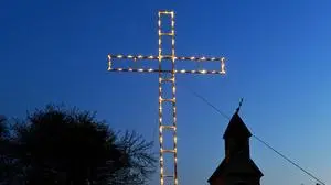 Osterkreuze und Ostersymbole in der Südweststeiermark, Raum Eibisald, Unter dem Motto ' Kreuz-Hoazn schaun' hat man eine mit Osterhasen beschilderte Route zusammengestellt um die Beschauer zu allen 55 Symbolen zu führen. Die bleuchteten Symbole sind bis zum kleinen Ostersonntag zu sehen von 20-22 Uhr