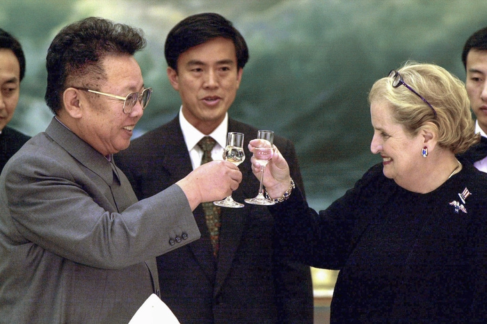  ...mit Nordkoreas Diktator Kim Jong-Il im Jahr 2000...
