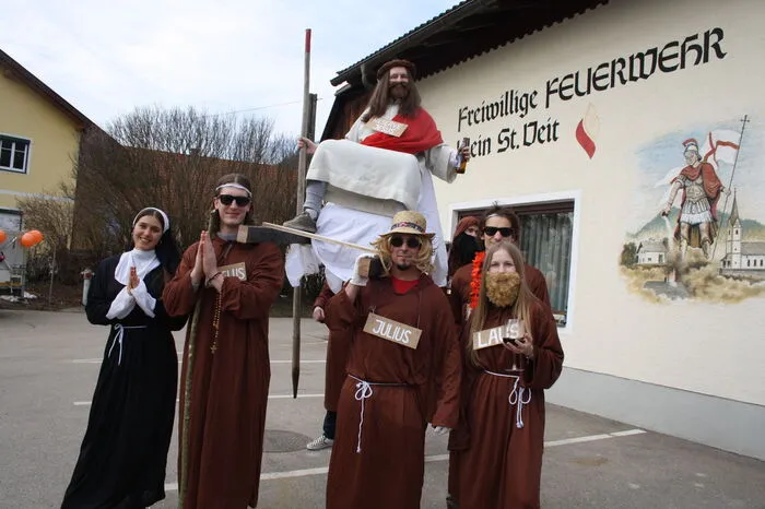 Die Feuerwehr Klein St. Veit kam als verkleidet Jesus mit seinen Aposteln