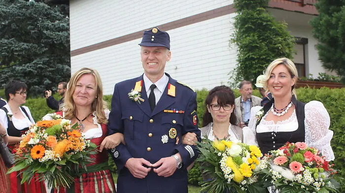 FF-Kommandant Franz Maier mit den Fahnenpatinnen Margret Radl, Anita Klade und Rosita Radl (von links)