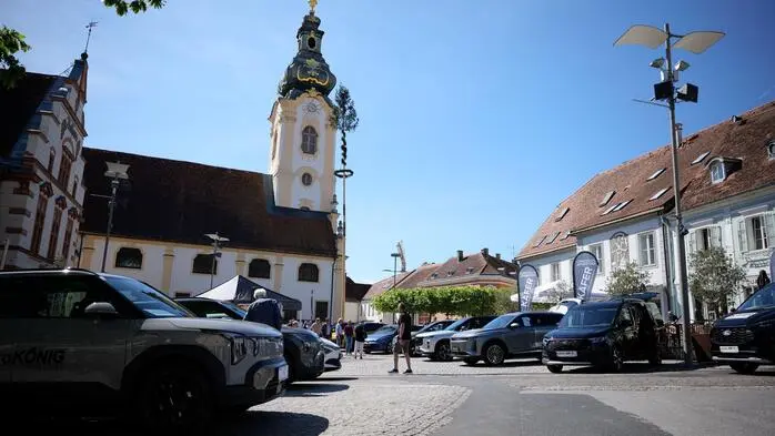 Strahlender Sonnenschein und ein wolkenloser Himmel sorgten bei der Autoshow am Hartberger Hauptplatz für ideale Bedingungen, um die neuesten Angebote der heimischen Autohändler zu begutachten.