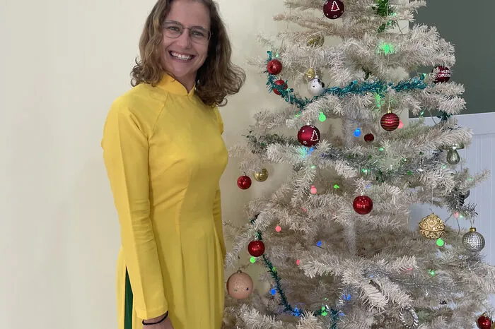 „Seit drei Monaten unterrichte ich Englisch in einem Kindergarten und wohne im Haus meiner Chefin Chau und ihrer Familie. Außer mir hat auch ein Pärchen aus Italien eine Wohnung gemietet. Wir werden heuer alle zusammen Weihnachten feiern. Prinzipiell ist das kein wichtiger Feiertag in Vietnam, deswegen gibt es auch kein spezielles Essen. Chau wird für uns Brathendl mit Erdäpfeln machen. Sie muss aber erst noch den Ofen testen, weil Vietnamesen üblicherweise nicht wirklich backen. Zum Nachtisch gibt es Früchte, die Auswahl ist hier wirklich unbeschreiblich. Wir trinken Glühwein, allerdings mit Eiswürfel, weil es abends immer noch 25 Grad hat. In Vietnam bringt Santa Claus die Geschenke, sie liegen unter einem Plastikbaum. Wie in Österreich wird erst gegessen, dann gibt es die Bescherung.“