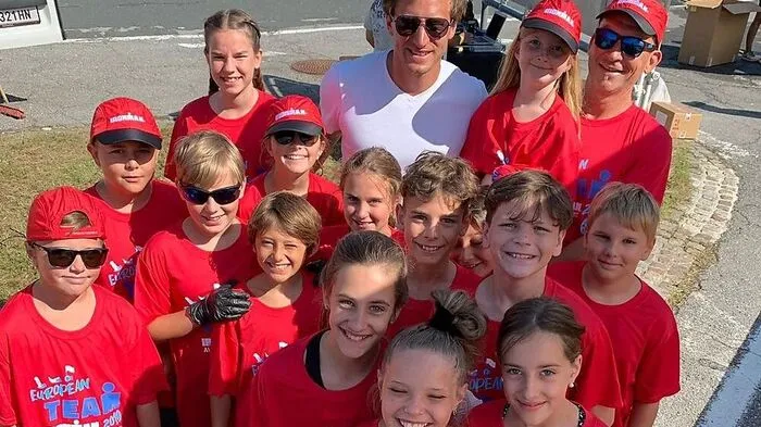 Matthias Mayer inmitten vieler Fans