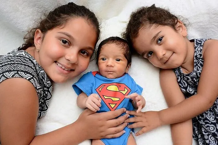 Für seine Schwestern Alena und Adelisa ist Leonis schon jetzt ein „Superheld“. Der herzige Bub machte am 28. Juli um 9.15 Uhr seinen ersten Schrei. Kurz nach der Geburt war er 2680 Gramm schwer und 49 Zentimeter groß. Mit seinen Schwestern macht er das Glück von Mona und Adnan Drdallaj aus Klagenfurt perfekt.