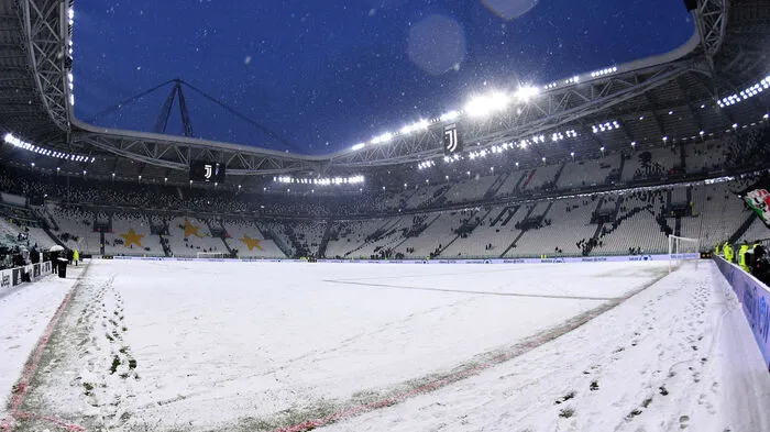 Nach heftigen Schneefällen ist das Heimspiel des italienischen Fußball-Meisters Juventus Turin gegen Atalanta Bergamo verschoben worden. Die Partie der italienischen Serie A konnte am Sonntagabend nicht wie geplant angepfiffen werden.