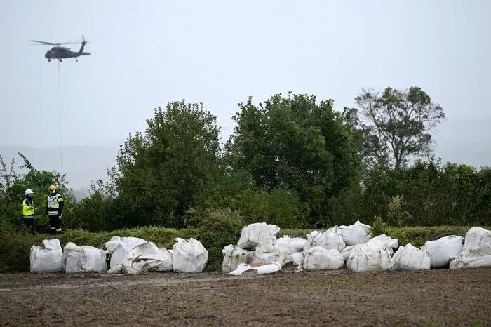 Ein Black Hawk Hubschrauber des Bundesheeres bei der Verstärkung eines Dammes in Hadersdorf am Kamp 
