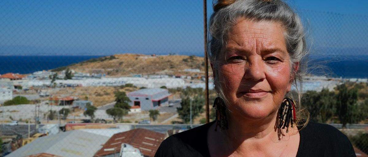 Doro Blancke vor dem Flüchtlingslager auf Lesbos 