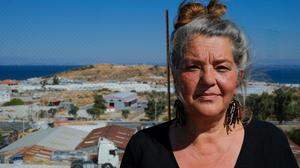 Doro Blancke vor dem Flüchtlingslager auf Lesbos 