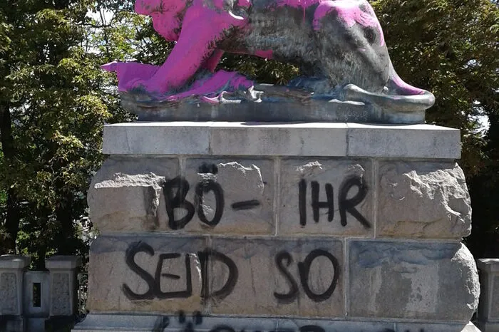 Im Vorjahr kostete die Beseitigung der pinken Farbe, ebenfalls verursacht von Vandalen, rund 4000 Euro.