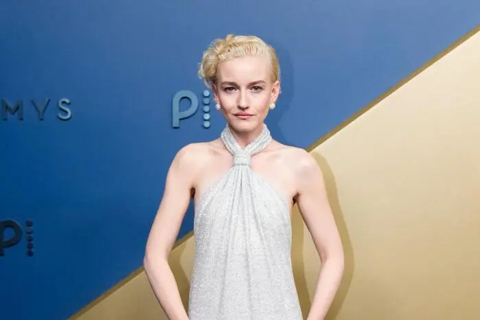 Julia Garner 