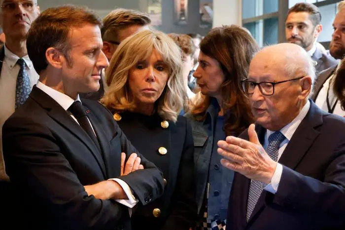 French President Emmanuel Macron (L) talks to French activist and Nazi hunter Serge Klarsfeld (R) as his wife Brigitte Macron listens during a visit of the Holocaust memorial museum (Memorial to the Murdered Jews of Europe) in Berlin, on May 27,2024, during the French president's state visit. (Photo by Ludovic MARIN / AFP)