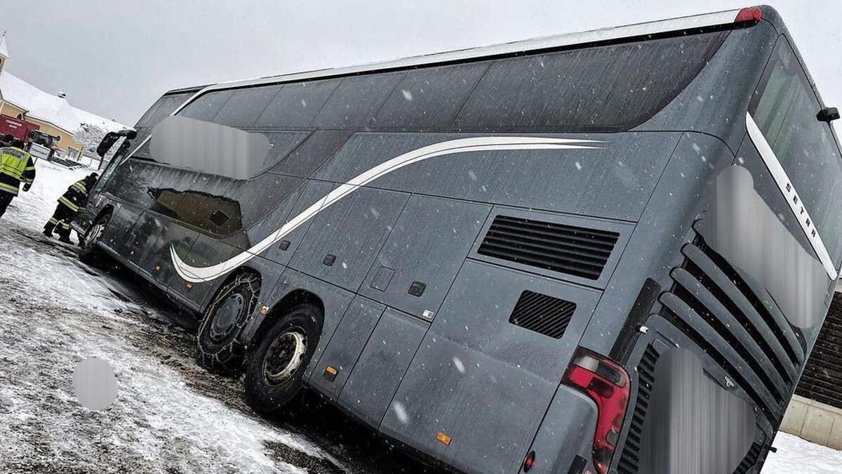 In Empersdorf blieb ein Schulbus hängen