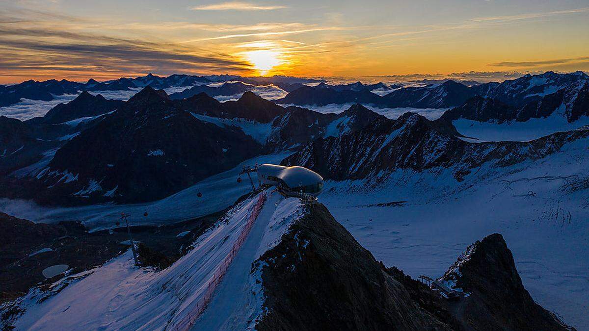 Sonnenaufgang im Skigebiet St. Leonhard am Pitztaler Gletscher 