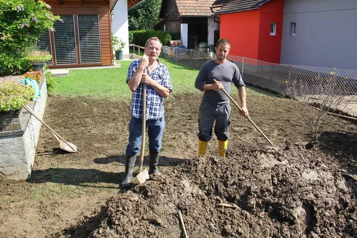 Die Familie Schein war mit der Schlammbeseitigung im Garten beschäftigt.