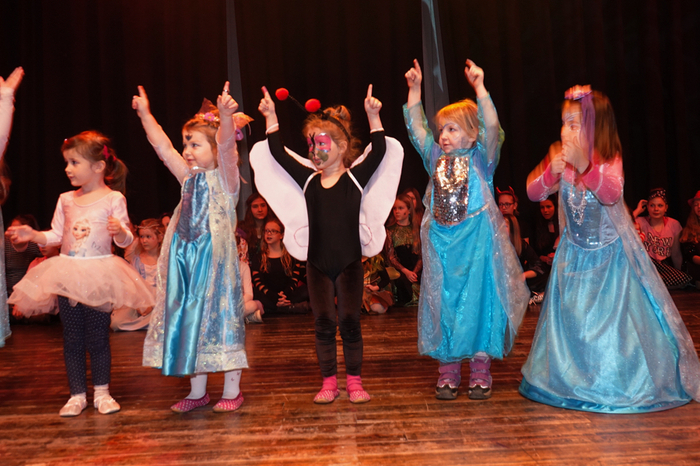 ...und Lisa Zarnhofer mit "Kids Dance" auf der Bühne gezeigt wurde.