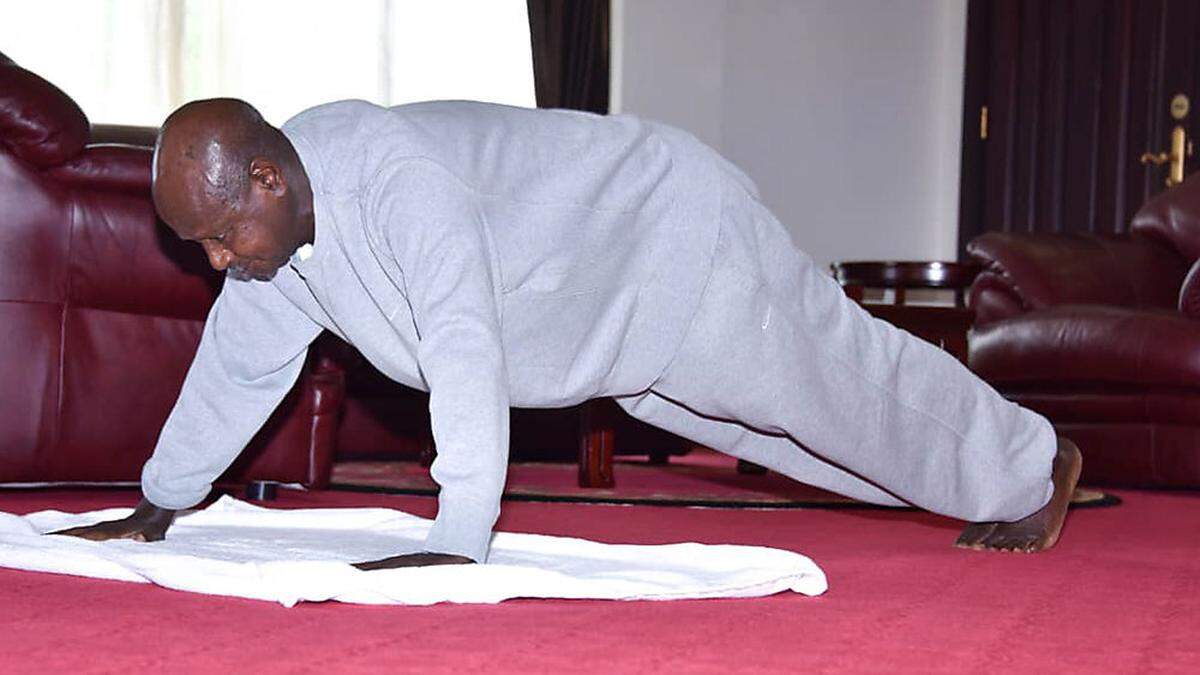 Yoweri Museveni in einem grauen Trainingsanzug 