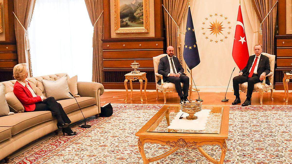 Michel und Erdogan nehmen Platz, von der Leyen muss aufs Sofa 