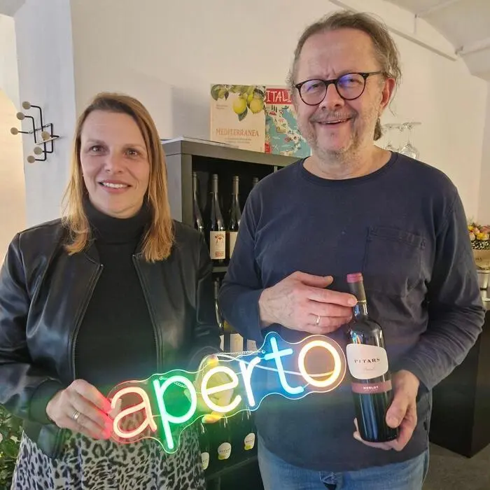 Bei der Eröffnung mit Manuela Schnitzler, Bezirksstellenleiterin der WKK in Völkermarkt