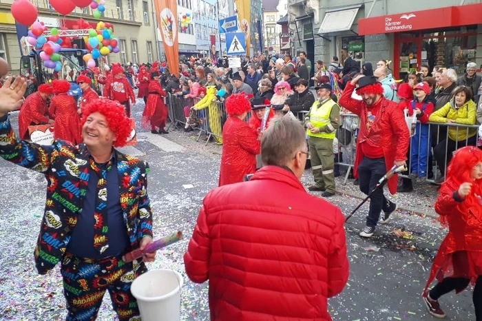 Villachs Bürgermeister Günther Albel bleibt seiner bunten Kleidungslinie auch im Fasching treu.