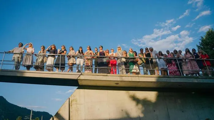 45 Frauen stehen auf einer Brücke aus Beton