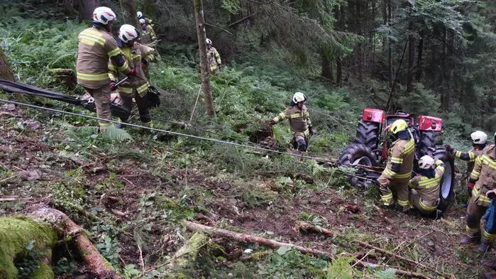 Die Bergung des abgestürzten Traktors erforderte vollen Einsatz der Feuerwehr Abtenau