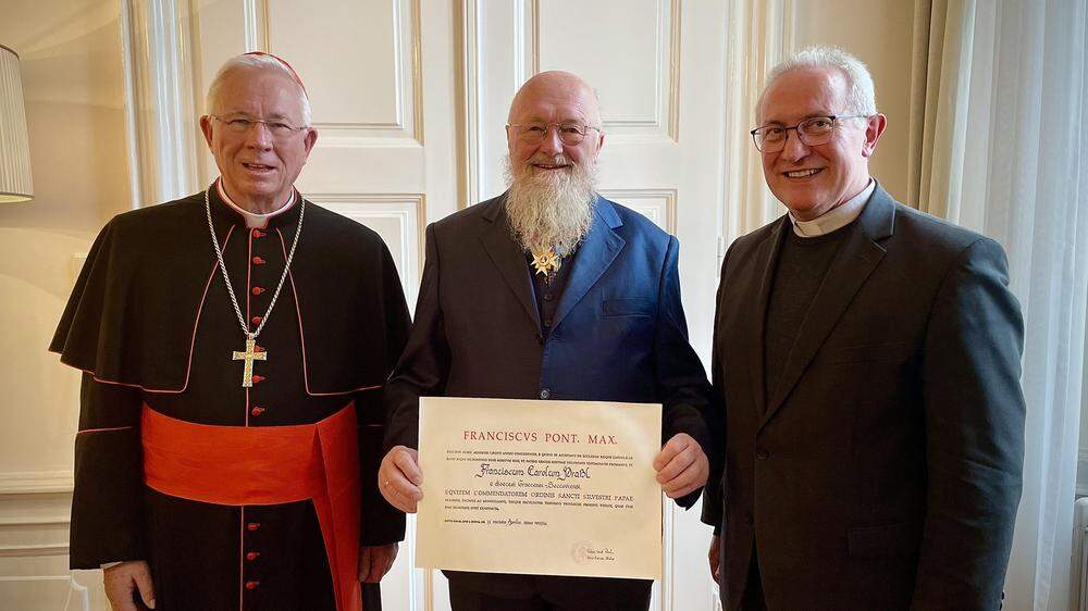 Erzbischof Franz Lackner mit dem frisch gebackenen Ordensträger Franz Karl Praßl und Weihbischof Anton Leichtfried (v. l. n. r.)