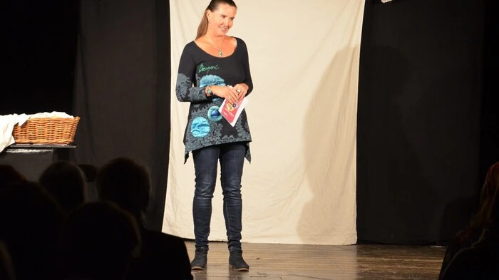 Veronika Graf vom Verein zu Förderung von Theaterkultur begrüßte die zahlreichen Zuhörer im Kulturkeller Gleisdorf.