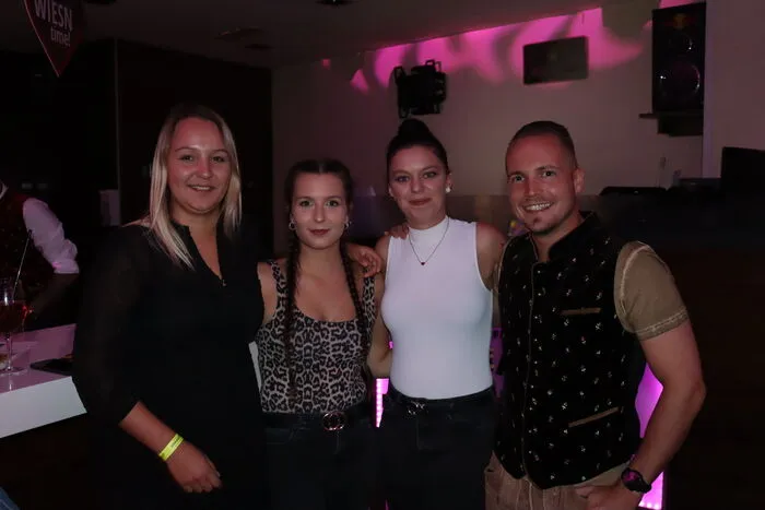 Klicken Sie sich durch die Bilder der bunt gemischten Partygäste vom Freitagabend.